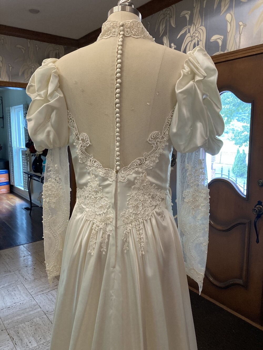 Vintage Ivory Satin and Lace Wedding Gown - Picture 4 of 16